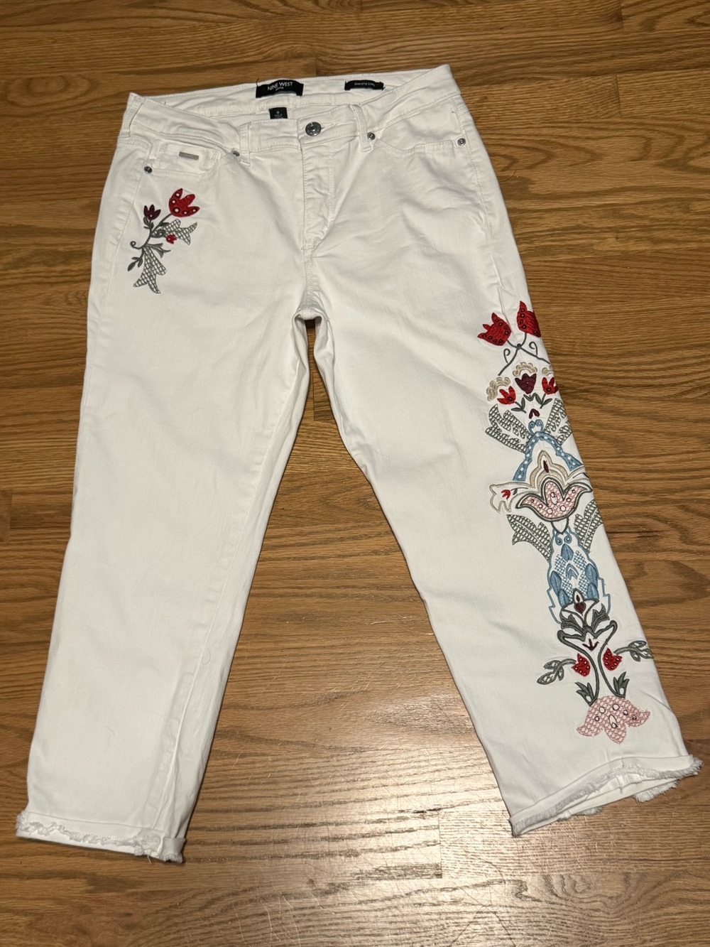 Nine West Chrystie Embroidered Floral Paisley Crop Capri Jeans White Boho